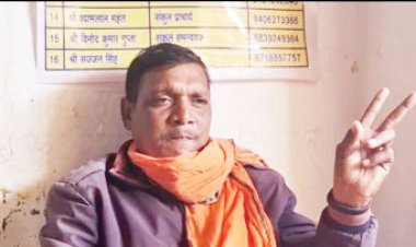 शराबी शिक्षक पर कार्रवाई को लेकर ग्रामीण लामबंद