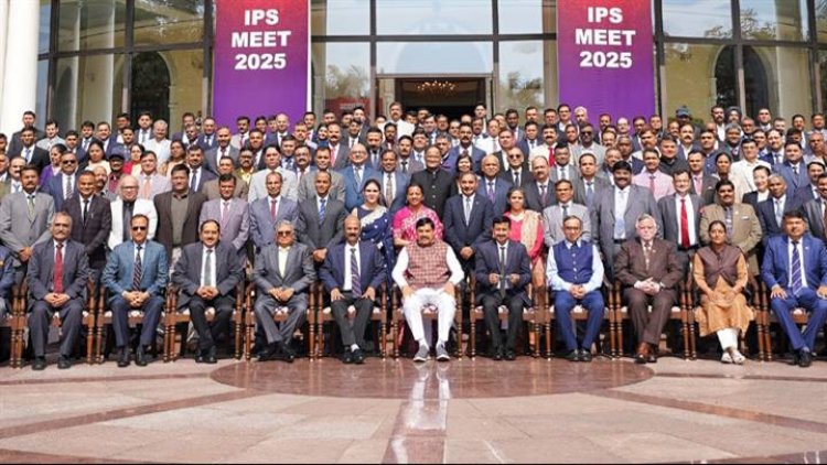 मुख्यमंत्री डॉ. मोहन यादव के साथ कुशाभाऊ ठाकरे कन्वेंशन सेंटर में आईपीएस मीट में पुलिस अधिकारियों का ग्रुप फोटो।