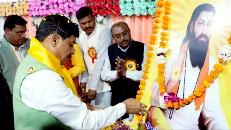 मुख्यमंत्री डॉ. मोहन यादव ने  संत शिरोमणि रविदास जी के चित्र पर पुष्प अर्पित कर माल्यार्पण किया।