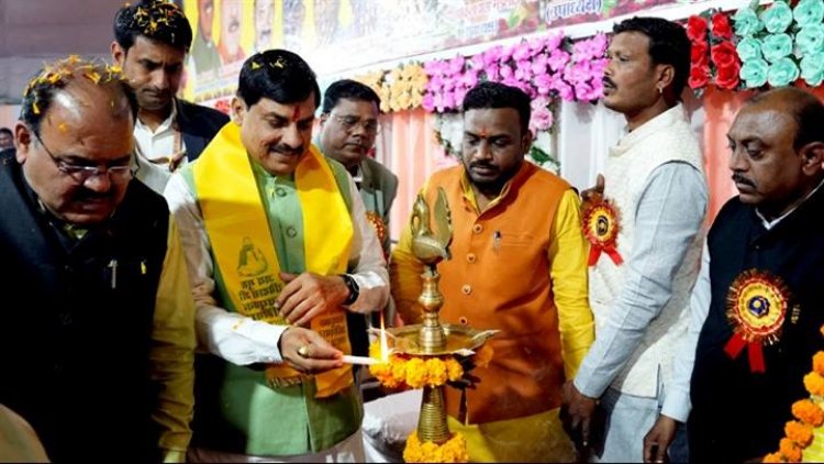 मुख्यमंत्री डॉ. मोहन यादव ने हिंदी भवन में संत शिरोमणि रविदास जयंती समारोह का दीप प्रज्ज्वलित कर शुभारंभ किया।