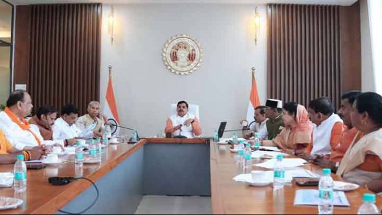 मुख्यमंत्री डॉ. मोहन यादव ने समत्व भवन (मुख्यमंत्री निवास) में जीआईएस-2025 के बेहतर प्रबंधन के लिए गठित शीर्ष समिति की बैठक की अध्यक्षता की।