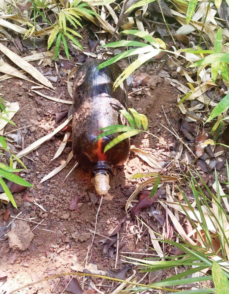 बीयर बॉटल में प्रेशर बम, जवानों ने बरामद कर किया नष्ट