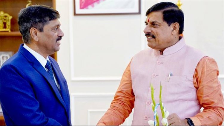 मुख्यमंत्री डॉ. मोहन यादव से तमिलनाडु के पुलिस महानिदेशक श्री शैलेश यादव ने समत्व भवन (मुख्यमंत्री निवास)  में सौजन्य भेंट की।