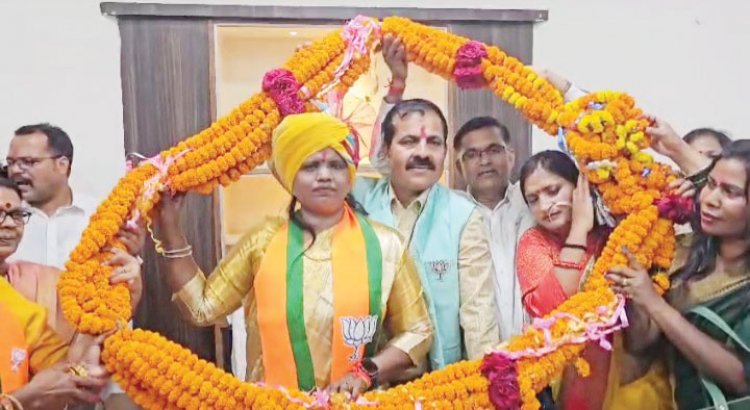 शपथ ग्रहण के बाद नगर निगम कार्यालय पहुंचीं नवनिर्वाचित महापौर मंजूषा भगत