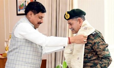 मुख्यमंत्री डॉ. मोहन यादव ने थल सेनाध्यक्ष जनरल श्री उपेंद्र द्विवेदी का अंग-वस्त्रम ओढ़ाकर अभिनंदन किया।