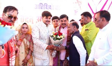 मुख्यमंत्री डॉ. मोहन यादव ने खिलचीपुर के विधायक श्री हजारी लाल दांगी के पोते श्री अजय दांगी के विवाह समारोह में शामिल होकर आशीर्वाद दिया।