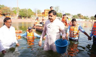 मुख्यमंत्री डॉ. मोहन यादव ने जल गंगा  संवर्धन अभियान अंतर्गत आज उज्जैन में माँ शिप्रा नदी पर रामघाट  की सफाई की।