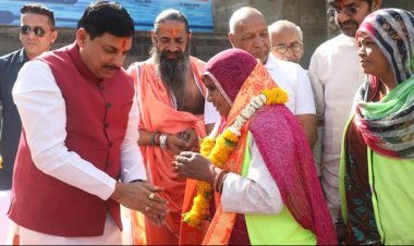 मुख्यमंत्री डॉ.मोहन यादव ने उज्जैन में क्षिप्रा तट स्थित रामघाट पर नगर निगम के सफाई मित्रों का सम्मान किया।