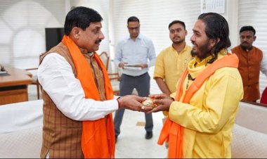 मुख्यमंत्री डॉ. मोहन यादव का मुख्यमंत्री निवास में जगत गुरु संतोष आचार्य जी (सतुआ बाबा) ने अभिनंदन किया।