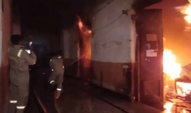 प्रयागराज में शिक्षा निदेशालय में लगी भीषण आग