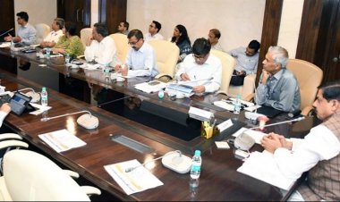 मुख्यमंत्री डॉ. मोहन यादव ने मंत्रालय में निवेश संवर्धन एवं अन्य प्रस्तावित महत्वपूर्ण आयोजनों से संबंधित वरिष्ठ अधिकारियों से चर्चा की।