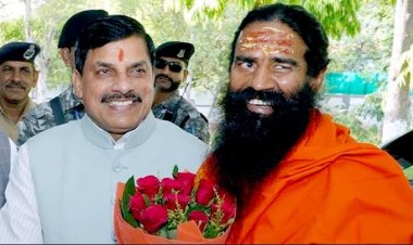 मुख्यमंत्री डॉ. मोहन यादव ने उज्जैन में योग गुरु बाबा रामदेव का स्वागत किया।