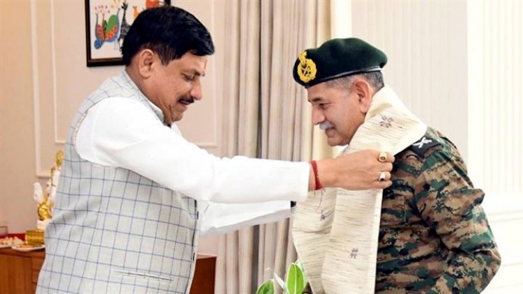 मुख्यमंत्री डॉ. मोहन यादव ने थल सेनाध्यक्ष जनरल श्री उपेंद्र द्विवेदी का अंग-वस्त्रम ओढ़ाकर अभिनंदन किया।