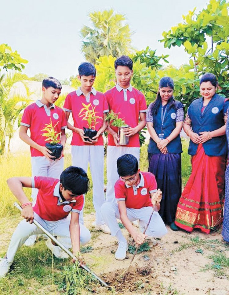 माउंट लीट्रा जी स्कूल में विश्व पृथ्वी दिवस पर पौधरोपण