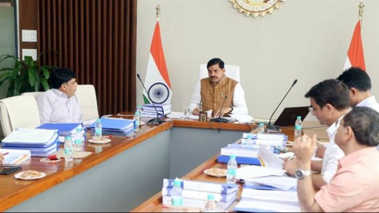 मुख्यमंत्री डॉ. मोहन यादव ने मध्यप्रदेश स्टेट इंडस्ट्रियल डेवलपमेंट कॉरपोरेशन लिमिटेड के संचालक मंडल की समत्व भवन (मुख्यमंत्री निवास) में हुई बैठक ली।