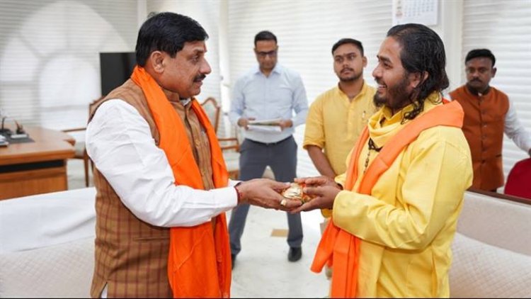 मुख्यमंत्री डॉ. मोहन यादव का मुख्यमंत्री निवास में जगत गुरु संतोष आचार्य जी (सतुआ बाबा) ने अभिनंदन किया।
