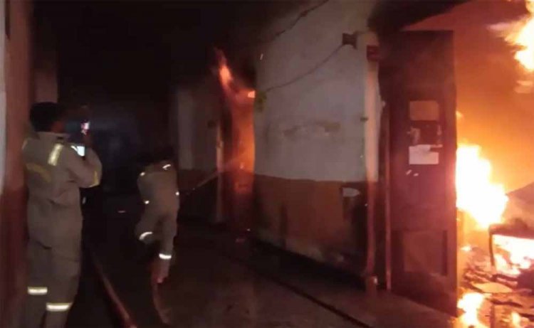 प्रयागराज में शिक्षा निदेशालय में लगी भीषण आग