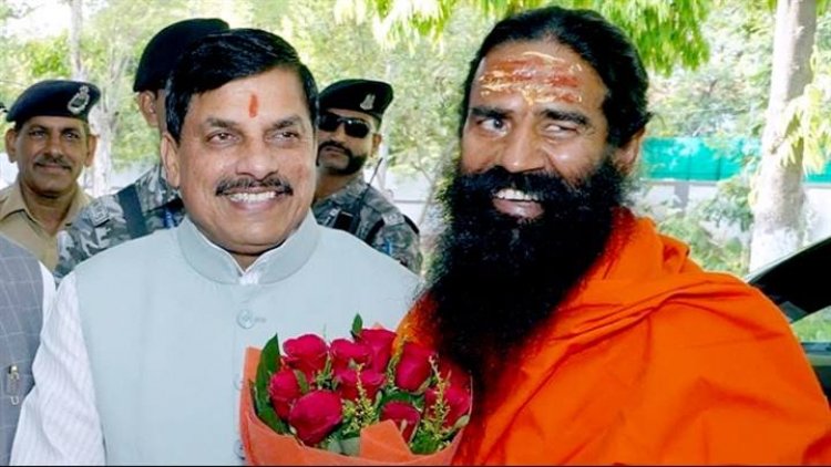 मुख्यमंत्री डॉ. मोहन यादव ने उज्जैन में योग गुरु बाबा रामदेव का स्वागत किया।