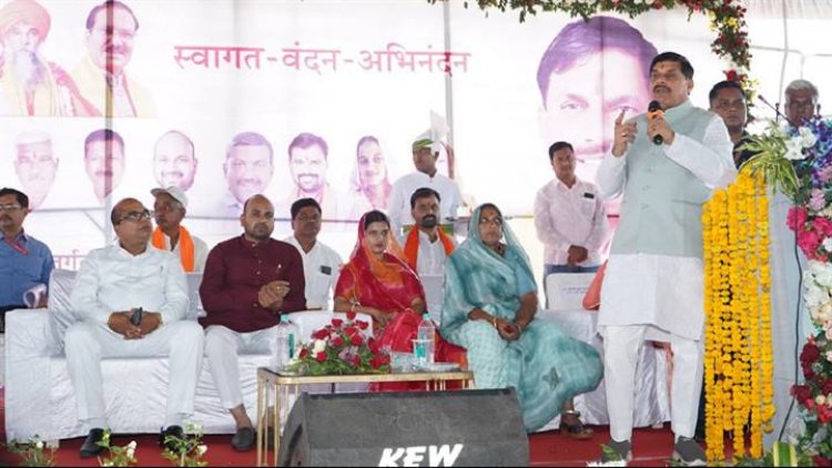 मुख्यमंत्री डॉ. मोहन यादव ने उज्जैन में आयोजित सामूहिक विवाह समारोह में नव दंपतियों सुखद वैवाहिक जीवन के लिए शुभकामनाएं दी।