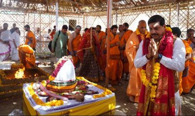 मुख्यमंत्री डॉ. मोहन यादव ने ओंकारेश्वर में एकात्म धाम की यज्ञशाला में पवित्र यज्ञ में आहुति देकर यज्ञ की परिक्रमा की।