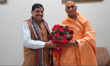 मुख्यमंत्री डॉ. मोहन यादव ने NHDC गेस्ट हाउस ओंकारेश्वर में स्वामी अवधेशानंद गिरि जी से सौजन्य भेंट की।