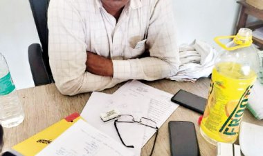 पटवारी, लेखपाल व बाबू को एसीबी ने रिश्वत लेते पकड़ा