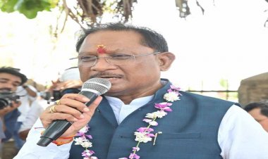 रायपुर : मुख्यमंत्री अचानक पहुंचे बेमेतरा के सहसपुर, लिया ग्रामीणों से सीधा फीडबैक