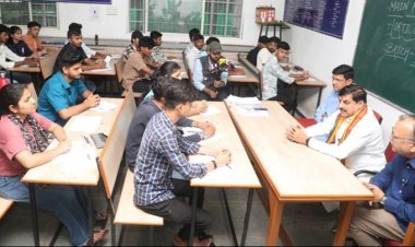 मुख्यमंत्री डॉ. मोहन यादव ने इंदौर के होल्कर साइंस कॉलेज में विद्यार्थियों से संवाद किया।