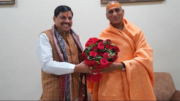 मुख्यमंत्री डॉ. मोहन यादव ने NHDC गेस्ट हाउस ओंकारेश्वर में स्वामी अवधेशानंद गिरि जी से सौजन्य भेंट की।