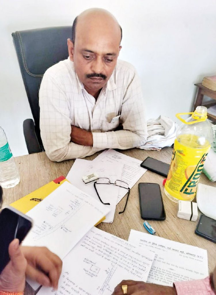 पटवारी, लेखपाल व बाबू को एसीबी ने रिश्वत लेते पकड़ा