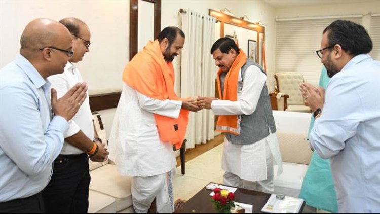 मुख्यमंत्री डॉ.मोहन यादव से पुष्टिमार्गीय प्रधान पीठ श्रीनाथजी मंदिर नाथद्वारा के गोस्वामी तिलकायत चिरंजीवी 105 विशाल बावा साहब ने सौजन्य भेंट की।