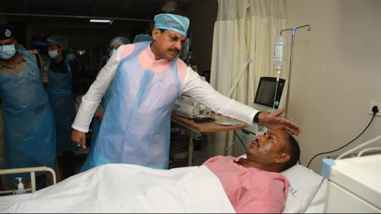 मुख्यमंत्री डॉ.मोहन यादव ने 25वीं बटालियन में मॉकड्रिल के दौरान घायल दो जवानों से अस्पताल पहुंचकर उनके स्वास्थ्य और उपचार की जानकारी ली।