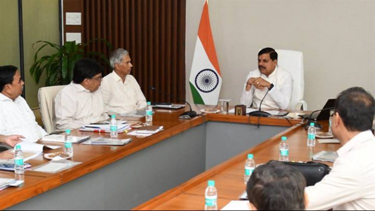 मुख्यमंत्री डॉ. मोहन यादव ने  समत्व भवन (मुख्यमंत्री निवास) में लोकमाता देवी अहिल्याबाई होल्कर 300वीं जयंती समारोह आयोजन समिति की बैठक ली।