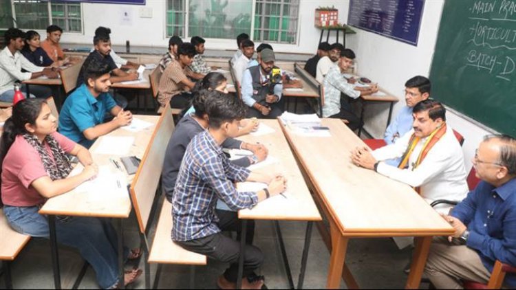 मुख्यमंत्री डॉ. मोहन यादव ने इंदौर के होल्कर साइंस कॉलेज में विद्यार्थियों से संवाद किया।