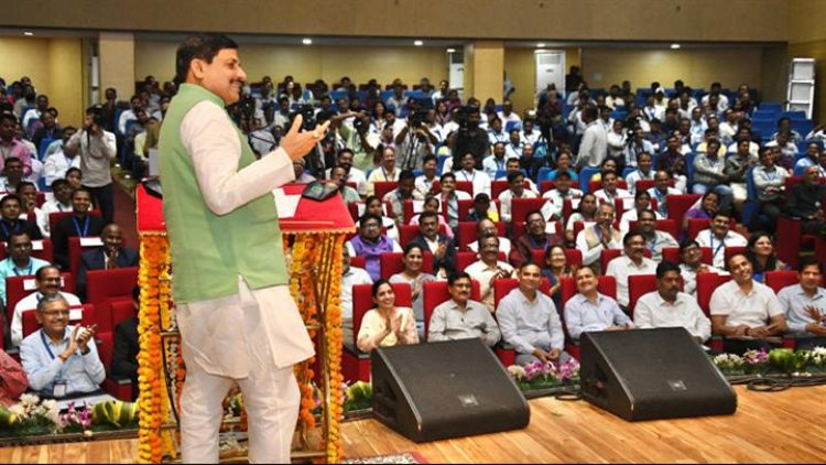 मुख्यमंत्री डॉ. मोहन यादव ने  राज भवन स्थित सांदीपनि सभागार में 100 दिवसीय निःक्षय शिविर अभियान सम्मान समारोह और स्वस्थ यकृत मिशन को सम्बोधित किया।