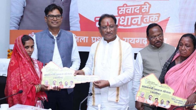 मुख्यमंत्री ने बिरहोर महिलाओं को सौंपी पक्के आवास की चाबी