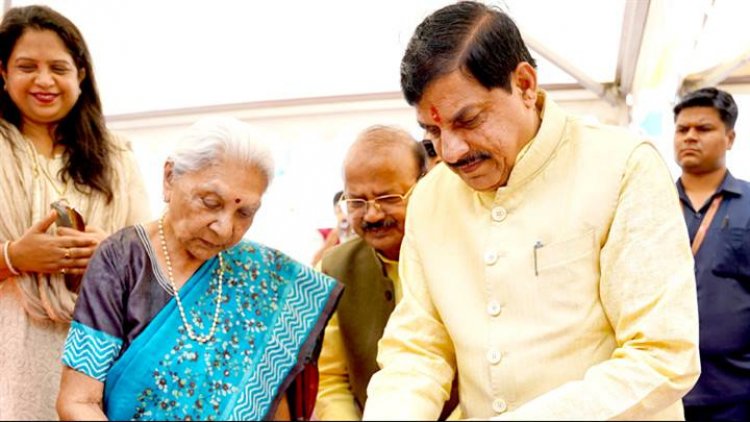 मुख्यमंत्री डॉ मोहन यादव और उत्तरप्रदेश की राज्यपाल श्रीमती आनंदी बेन पटेल ने गुरुवार को भोपाल हाट में क्राफ्टरूट्स हस्तशिल्प प्रदर्शनी का उदघाटन किया।