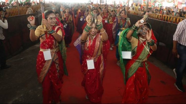 भोपाल के जंबूरी मैदान में लोकमाता देवी अहिल्या बाई महिला सशक्तिकरण महासम्मेलन में अभूतपूर्व उत्साह,हाथों में तिरंगा,लोकनृत्य और लोकगीत तथा परम्परागत वेशभूषा में पहुंचे सहभागी।