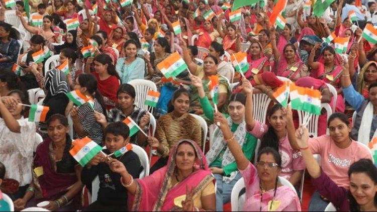 भोपाल के जंबूरी मैदान में लोकमाता देवी अहिल्या बाई महिला सशक्तिकरण महासम्मेलन में अभूतपूर्व उत्साह,हाथों में तिरंगा, लोकनृत्य और लोकगीत तथा परम्परागत वेशभूषा में पहुंचे सहभागी।