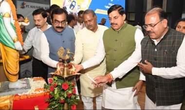 मुख्यमंत्री डॉ. मोहन यादव ने दिव्यांगजन को नियुक्ति पत्र तथा अन्य हितलाभ वितरण कार्यक्रम का दीप प्रज्वलितकर शुभारंभ किया।