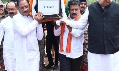 मुख्यमंत्री ने शहीद एएसपी श्री आकाश राव गिरपुंजे को दी श्रद्धांजलि: पार्थिव शरीर को कंधा देकर दी अंतिम विदाई