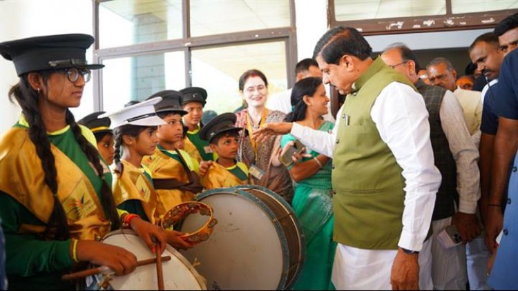 मुख्यमंत्री डॉ. मोहन यादव ने पंडित खुशीलाल शर्मा आर्युवेदिक महाविद्यालयमें सांस्कृतिक प्रस्तुतियां देने वाले बच्चों का उत्साहवर्धन कर आशीष दिया।