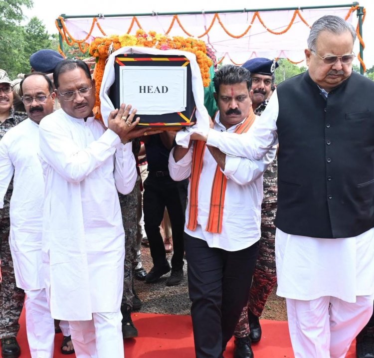 मुख्यमंत्री ने शहीद एएसपी श्री आकाश राव गिरपुंजे को दी श्रद्धांजलि: पार्थिव शरीर को कंधा देकर दी अंतिम विदाई