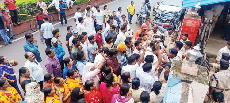 मूलभूत सुविधाओं की मांग, पूर्व पार्षद सहित वार्डवासियों ने निगम घेरा