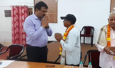 सेवानिवृत्त कर्मचारियों को आयुक्त ने दी विदाई