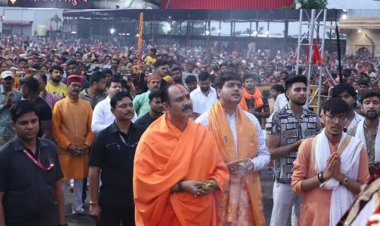 कुबेरेश्वरधाम में गुरु पूर्णिमा महोत्सव के तहत गुरु दीक्षा और प्रवचन का आयोजन , श्रद्धालुओं को दी जा रही गुरु दीक्षा, नुक्ती का लगाएंगे भोग