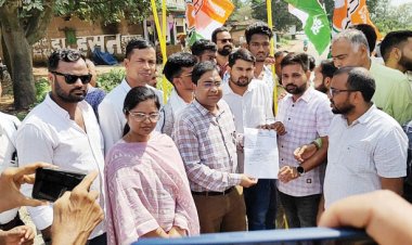 एनएच-343 जर्जर, युवक कांग्रेस ने चक्काजाम कर किया विरोध प्रदर्शन