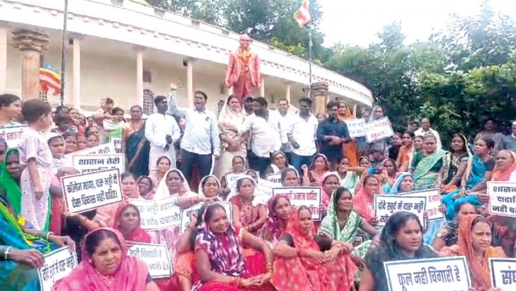 ग्राम दोन्देखुर्द में नई शराब दुकान के विरोध में महिलाओं ने विधायक को घेरा