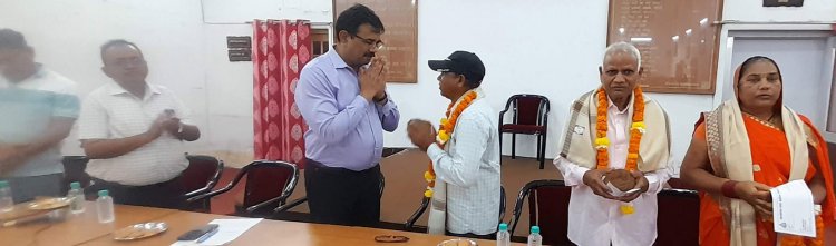 सेवानिवृत्त कर्मचारियों को आयुक्त ने दी विदाई