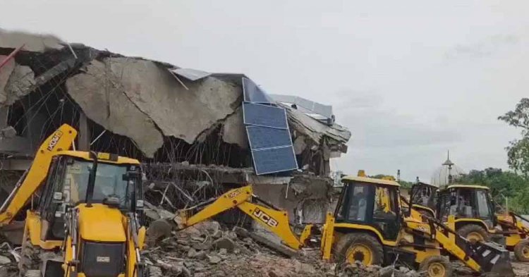 छांगुर की कोठी पर दूसरे दिन भी कार्रवाई, अतिक्रमण हटाने में लगीं 10 जेसीबी